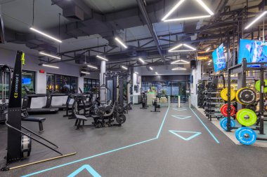 Phuket, Tayland - 13 Mart 2025: Phuket, Tayland 'da bulunan modern bir spor salonu ve spor salonu olan Delta 55' in iç görünümü.