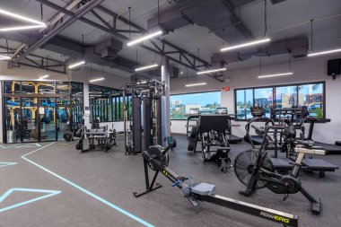 Phuket, Tayland - 13 Mart 2025: Phuket, Tayland 'da bulunan modern bir spor salonu ve spor salonu olan Delta 55' in iç görünümü.