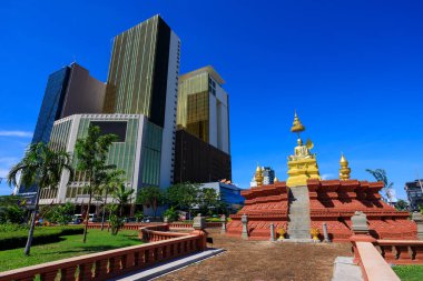 Phnom Penh, Kamboçya - 23 Şubat 2025: Samdech Chuon Nath Heykeli, Kamboçya 'nın başkenti Phnom Penh' de bulunan ve son Kamboçya Başpiskoposu Samdech Chuon Nath 'ı onurlandıran bir anıttır..