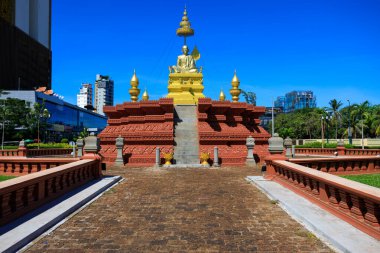 Phnom Penh, Kamboçya - 23 Şubat 2025: Samdech Chuon Nath Heykeli, Kamboçya 'nın başkenti Phnom Penh' de bulunan ve son Kamboçya Başpiskoposu Samdech Chuon Nath 'ı onurlandıran bir anıttır..