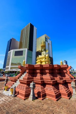 Phnom Penh, Kamboçya - 23 Şubat 2025: Samdech Chuon Nath Heykeli, Kamboçya 'nın başkenti Phnom Penh' de bulunan ve son Kamboçya Başpiskoposu Samdech Chuon Nath 'ı onurlandıran bir anıttır..