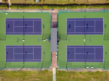 Chonburi, Tayland - 22 Mart 2025: Tayland 'ın Chonburi kentindeki özel bir İngiliz uluslararası eğitim okulu olan Rugby School Thailand' daki açık tenis kortlarının insansız hava görüntüsü. 