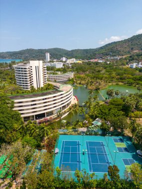 Phuket, Tayland - 17 Mart 2025: Phuket, Tayland 'daki Karon Plajı' ndaki Pullman Hotel 'in açık hava tenis kortlarının insansız hava görüntüsü.