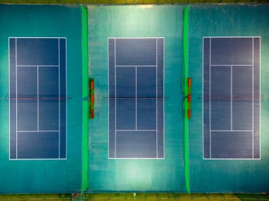 Phuket, Tayland - 15 Mart 2025: Phuket, Tayland 'daki The Dome Tennis Club' daki tenis kortlarının insansız hava aracı görüntüsü.