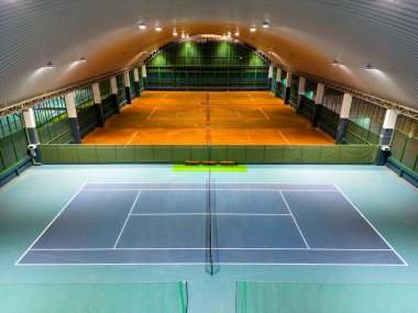 Phuket, Tayland - 15 Mart 2025: Phuket, Tayland 'daki The Dome Tennis Club' daki kapalı tenis kortlarının insansız hava aracı görüntüsü.