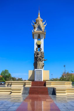 Phnom Penh, Kamboçya - 23 Şubat 2025: Kamboçya Vietnam Dostluk Anıtı, Phnom Penh, Kamboçya 'nın başkenti, Vietnam ve Kamboçya arasındaki eski ittifakın anısına inşa edilmiş büyük beton bir anıttır..