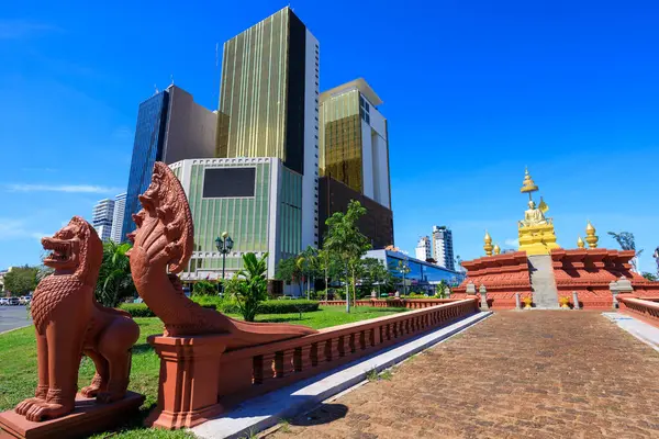 Phnom Penh, Kamboçya - 23 Şubat 2025: Samdech Chuon Nath Heykeli, Kamboçya 'nın başkenti Phnom Penh' de bulunan ve son Kamboçya Başpiskoposu Samdech Chuon Nath 'ı onurlandıran bir anıttır..