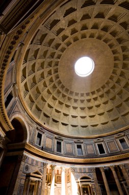 Roma, İtalya - 23 Mayıs 2010: Pantheon antik bir 2. yüzyıl Roma tapınağı ve MS 609 'dan beri İtalya' nın Roma kentinde bir Katolik kilisesidir. Bu belki de en ünlü ve mimari açıdan en etkili, kubbe..
