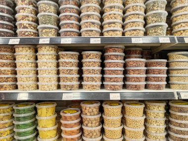 Penang, Malezya - 29 Aralık 2024: Malezya 'nın Penang kentindeki Mercato Adası Plaza marketindeki plastik konteynırlarda paketlenmiş fındıkların iç görünümü.