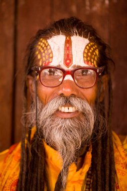 Durbar Meydanı, Katmandu, Nepal 'deki Sadhu portresi. Sadhu dindar bir sofu, mendikant ya da Hinduizm 'deki herhangi bir kutsal kişidir. Dünya hayatından feragat etmiştir. Bunlar bazen yogi, sannyasi veya vairagi olarak adlandırılır..