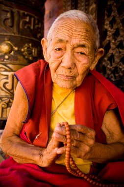Katmandu, Nepal 'deki Bodhnath Stupa' da Tibetli bir Budist rahibenin portresi..