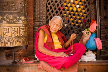 Katmandu, Nepal 'deki Bodhnath Stupa' da Tibetli bir Budist rahibenin portresi..