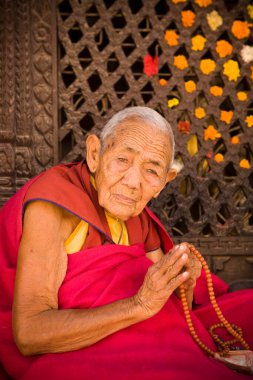 Katmandu, Nepal 'deki Bodhnath Stupa' da Tibetli bir Budist rahibenin portresi..