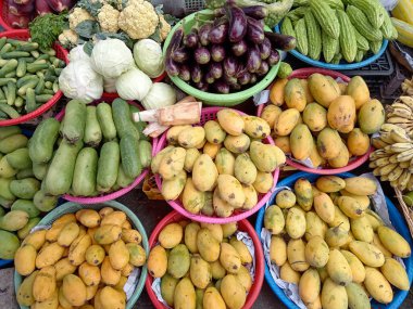 Kandal Market 'te taze meyve ve sebze çeşitleri veya Phsar Kandal, Phnom Penh, Kamboçya' nın merkezinde, Nehir kıyısının hemen dışında ve Kraliyet Sarayı 'ndan çok uzak olmayan otantik bir ıslak pazardır.. 