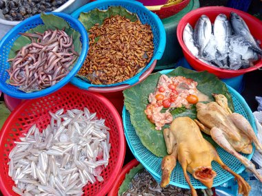 Kandal Pazarı 'ndaki et ve deniz ürünleri çeşidi veya Phsar Kandal, Kamboçya' nın Phnom Penh şehrinde yer alan ve Kraliyet Sarayı 'ndan çok uzak olmayan otantik bir markettir.. 