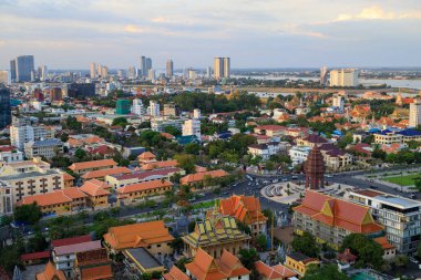 Phnom Penh, Kamboçya - 24 Şubat 2025: Güney Doğu Asya 'da bulunan Phnom Penh, Kamboçya' nın başkentinin alacakaranlık şehir manzarası.