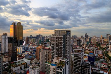 Phnom Penh, Kamboçya - 24 Şubat 2025: Güney Doğu Asya 'da bulunan Phnom Penh, Kamboçya' nın başkentinin alacakaranlık şehir manzarası.