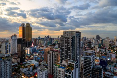 Phnom Penh, Kamboçya - 24 Şubat 2025: Güney Doğu Asya 'da bulunan Phnom Penh, Kamboçya' nın başkentinin alacakaranlık şehir manzarası.