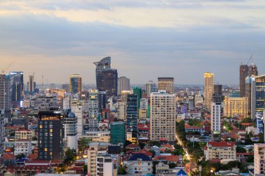 Phnom Penh, Kamboçya - 24 Şubat 2025: Güney Doğu Asya 'da bulunan Phnom Penh, Kamboçya' nın başkentinin alacakaranlık şehir manzarası.