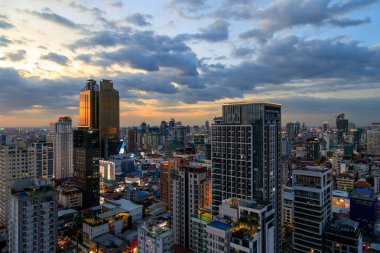 Phnom Penh, Kamboçya - 24 Şubat 2025: Güney Doğu Asya 'da bulunan Phnom Penh, Kamboçya' nın başkentinin alacakaranlık şehir manzarası.