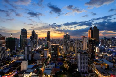 Phnom Penh, Kamboçya - 24 Şubat 2025: Güney Doğu Asya 'da bulunan Phnom Penh, Kamboçya' nın başkentinin alacakaranlık şehir manzarası.