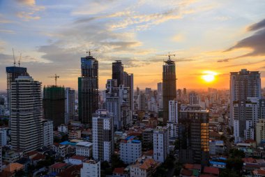Phnom Penh, Kamboçya - 24 Şubat 2025: Güney Doğu Asya 'da bulunan Phnom Penh, Kamboçya' nın başkentinin alacakaranlık şehir manzarası.