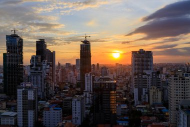 Phnom Penh, Kamboçya - 24 Şubat 2025: Güney Doğu Asya 'da bulunan Phnom Penh, Kamboçya' nın başkentinin alacakaranlık şehir manzarası.
