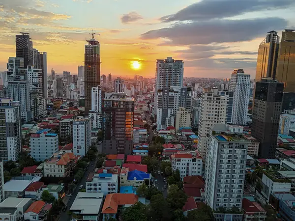 Phnom Penh, Kamboçya - 25 Şubat 2025: Güney Doğu Asya 'da bulunan Phnom Penh, Kamboçya' nın başkentinin alacakaranlık şehir manzarası.