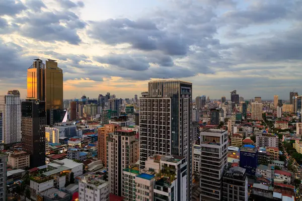 Phnom Penh, Kamboçya - 24 Şubat 2025: Güney Doğu Asya 'da bulunan Phnom Penh, Kamboçya' nın başkentinin alacakaranlık şehir manzarası.