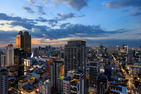 Phnom Penh, Kamboçya - 24 Şubat 2025: Güney Doğu Asya 'da bulunan Phnom Penh, Kamboçya' nın başkentinin alacakaranlık şehir manzarası.