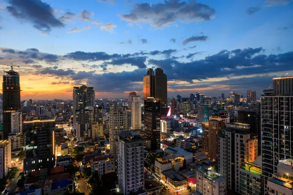 Phnom Penh, Kamboçya - 24 Şubat 2025: Güney Doğu Asya 'da bulunan Phnom Penh, Kamboçya' nın başkentinin alacakaranlık şehir manzarası.