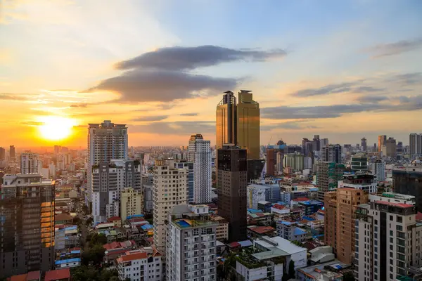 Phnom Penh, Kamboçya - 24 Şubat 2025: Güney Doğu Asya 'da bulunan Phnom Penh, Kamboçya' nın başkentinin alacakaranlık şehir manzarası.