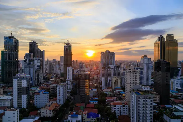 Phnom Penh, Kamboçya - 24 Şubat 2025: Güney Doğu Asya 'da bulunan Phnom Penh, Kamboçya' nın başkentinin alacakaranlık şehir manzarası.
