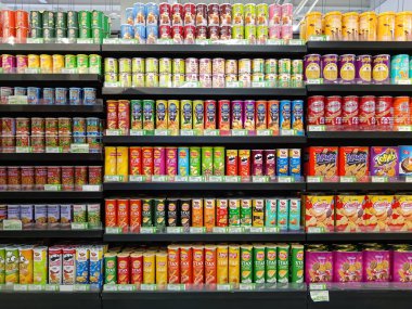 Phnom Penh, Kamboçya - 19 Şubat 2025: Phnom Penh, Kamboçya şehir merkezindeki Wisely Süpermarket 'in iç görünümü.