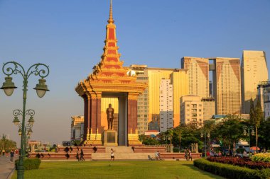 Phnom Penh, Kamboçya - 26 Şubat 2025: Norodom Sihanouk Anıtı, Kamboçya 'nın Phnom Penh kentinde bulunan Norodom Sihanouk anısına dikilmiş bir anıttır..