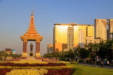 Phnom Penh, Kamboçya - 26 Şubat 2025: Norodom Sihanouk Anıtı, Kamboçya 'nın Phnom Penh kentinde bulunan Norodom Sihanouk anısına dikilmiş bir anıttır..