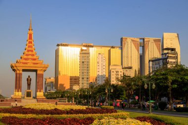 Phnom Penh, Kamboçya - 26 Şubat 2025: Norodom Sihanouk Anıtı, Kamboçya 'nın Phnom Penh kentinde bulunan Norodom Sihanouk anısına dikilmiş bir anıttır..
