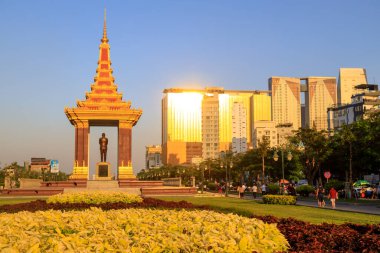 Phnom Penh, Kamboçya - 26 Şubat 2025: Norodom Sihanouk Anıtı, Kamboçya 'nın Phnom Penh kentinde bulunan Norodom Sihanouk anısına dikilmiş bir anıttır..