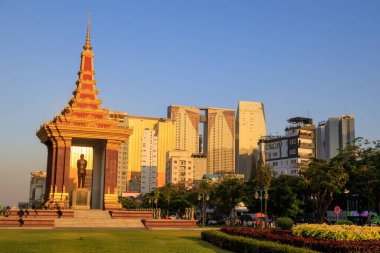 Phnom Penh, Kamboçya - 26 Şubat 2025: Norodom Sihanouk Anıtı, Kamboçya 'nın Phnom Penh kentinde bulunan Norodom Sihanouk anısına dikilmiş bir anıttır..