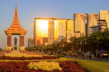 Phnom Penh, Kamboçya - 26 Şubat 2025: Norodom Sihanouk Anıtı, Kamboçya 'nın Phnom Penh kentinde bulunan Norodom Sihanouk anısına dikilmiş bir anıttır..