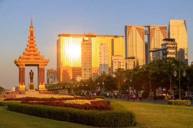 Phnom Penh, Kamboçya - 26 Şubat 2025: Norodom Sihanouk Anıtı, Kamboçya 'nın Phnom Penh kentinde bulunan Norodom Sihanouk anısına dikilmiş bir anıttır..