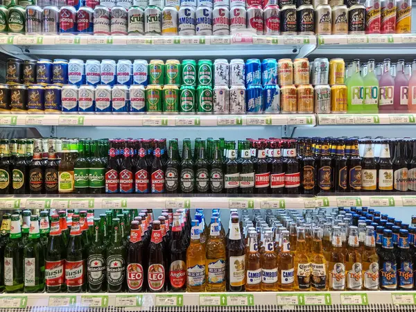 Phnom Penh, Kamboçya - 19 Şubat 2025: Phnom Penh, Kamboçya şehir merkezindeki Wisely Süpermarket 'in iç görünümü.