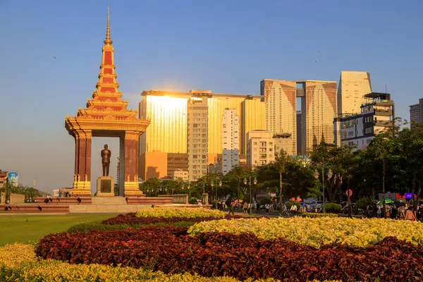 Phnom Penh, Kamboçya - 26 Şubat 2025: Norodom Sihanouk Anıtı, Kamboçya 'nın Phnom Penh kentinde bulunan Norodom Sihanouk anısına dikilmiş bir anıttır..