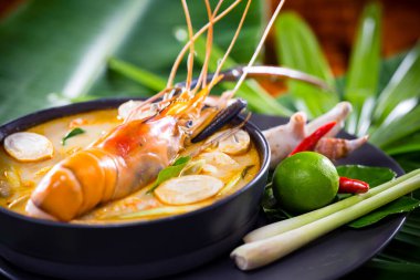 Geleneksel Tayland çorbası Tom Yam Goong limon, limon, galangal ve biberden yapılan baharatlı karides ya da deniz ürünleri çorbası..