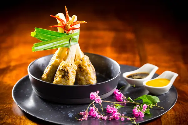 Bir tabak soslu Tayland domuz budu..