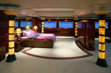 Singapur - 22 Aralık 2004: My Asean Lady 'nin iç manzarası Raffles Yachts Yantai tarafından üretilen ve Ian Mitchell tarafından tasarlanan 289 feet' lik lüks bir yat. Yat bir proa üzerine tasarlandı..