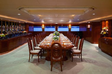 Singapur - 21 Aralık 2004: My Asean Lady 'nin iç mekanı Raffles Yachts Yantai tarafından tasarlanmış ve Ian Mitchell tarafından tasarlanmış 289 feet' lik lüks bir yat. Yat bir proa üzerine tasarlandı..