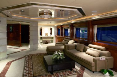 Singapur - 22 Aralık 2004: My Asean Lady 'nin iç manzarası Raffles Yachts Yantai tarafından üretilen ve Ian Mitchell tarafından tasarlanan 289 feet' lik lüks bir yat. Yat bir proa üzerine tasarlandı..