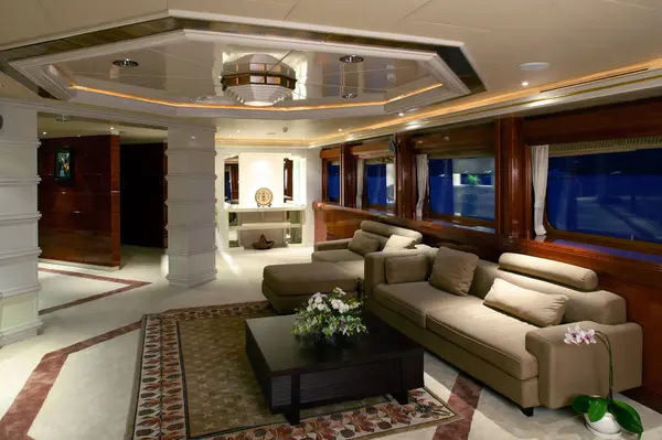 Singapur - 22 Aralık 2004: My Asean Lady 'nin iç manzarası Raffles Yachts Yantai tarafından üretilen ve Ian Mitchell tarafından tasarlanan 289 feet' lik lüks bir yat. Yat bir proa üzerine tasarlandı..