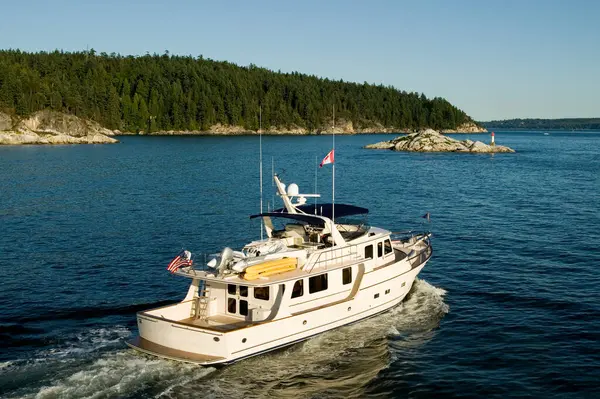 West Vancouver, British Columbia, Kanada 'daki Deniz feneri parkı yakınlarındaki Burrard körfezinde seyreden lüks bir yatın hava görüntüsü..